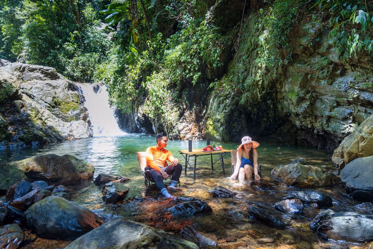 Tour khám phá thác Dương Cầm hiện đang thu hút sự quan tâm của nhiều du khách yêu thiên nhiên và thích thử thách. Một số công ty lữ hành đã đưa điểm đến này vào hành trình khám phá dãy Trường Sơn như một trải nghiệm mới mẻ giữa đại ngàn.