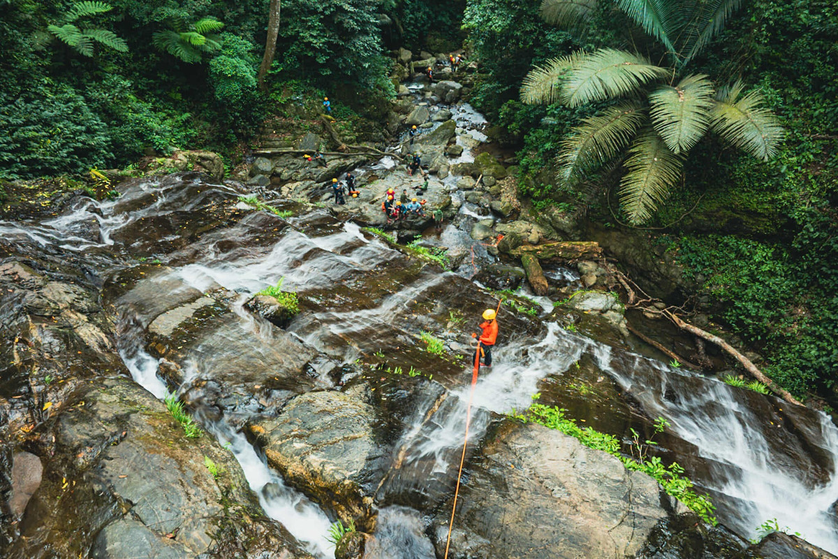 Trong đó, Vietmountain Travel triển khai tour 2 ngày 1 đêm “Trekking thác Dương Cầm – Động Châu”, xuất phát từ TP Đông Hà. Chương trình bao gồm hướng dẫn viên bản địa am hiểu địa hình, các bữa ăn rừng dân dã và trải nghiệm ngủ lều trại giữa rừng nguyên sinh. Mức giá tham khảo từ 1,5 đến 1,8 triệu đồng/người, phù hợp với những nhóm bạn trẻ muốn khám phá thiên nhiên theo hình thức du lịch có tổ chức. Ảnh Trần Cương