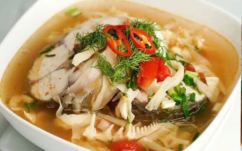 Những người có cơ địa dị ứng với cá hoặc hải sản tuyệt đối không nên ăn cá mè. Dị ứng có thể biểu hiện từ nhẹ như ngứa ngáy, nổi mề đay đến nặng như phù nề, tụt huyết áp hoặc sốc phản vệ, gây nguy hiểm đến tính mạng nếu không được xử lý kịp thời. Ảnh minh họa