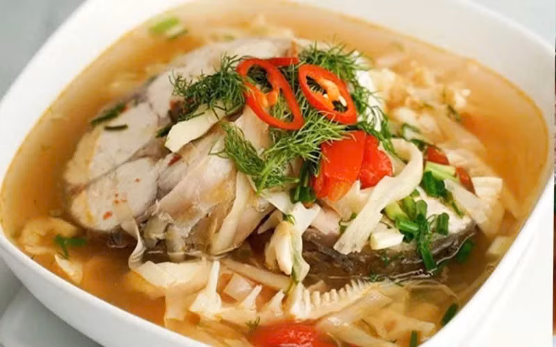 Những người có cơ địa dị ứng với cá hoặc hải sản tuyệt đối không nên ăn cá mè. Dị ứng có thể biểu hiện từ nhẹ như ngứa ngáy, nổi mề đay đến nặng như phù nề, tụt huyết áp hoặc sốc phản vệ, gây nguy hiểm đến tính mạng nếu không được xử lý kịp thời. Ảnh minh họa