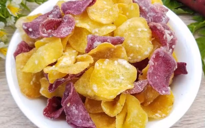 Đơn giản nhưng không kém phần cuốn hút là khoai lang chiên ngào đường. Sau khi chiên vàng, khoai được đảo cùng nước đường nấu sôi đến khi đường kết tinh, áo đều quanh từng miếng. Ảnh minh họa/ Nguồn internet