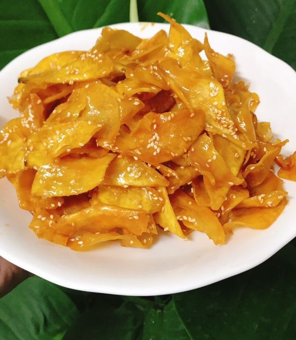 Lớp đường mỏng giòn bên ngoài kết hợp với phần khoai bùi ngọt bên trong tạo nên hương vị hài hòa, thích hợp để nhâm nhi cùng tách trà nóng. Ảnh minh họa/ Nguồn internet