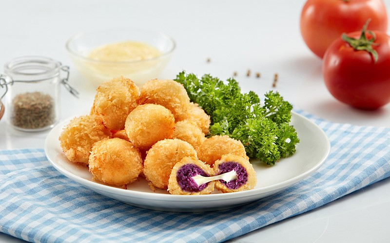 Khi thưởng thức, lớp vỏ giòn tan bao bọc phần khoai mềm mịn, bên trong là nhân phô mai tan chảy đầy hấp dẫn. Đây là món ăn dễ “ghi điểm” trong các buổi họp mặt gia đình. Ảnh minh họa/ Nguồn internet