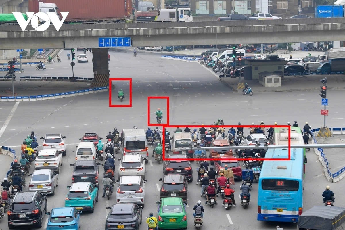 Đâu đó vẫn còn một số hình ảnh cá biệt khi một số rất ít người chưa kịp thích nghi hoặc cố tính vi phạm hay tuân thủ bằng những hình thức đối phó...(Ảnh: Lác đác còn xuất hiện hình ảnh phương tiện vượt đèn đỏ ở nút giao Nguyễn Trãi - Vành đai 3)