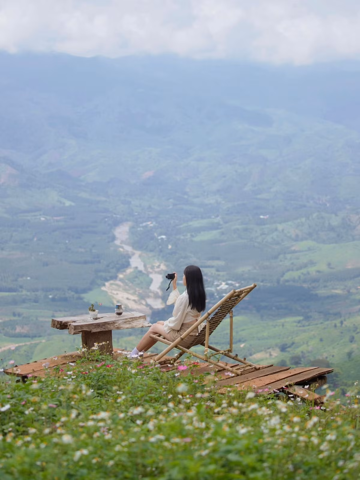 Ẩm thực Măng Đen phong phú và giá cả hợp lý. Du khách có thể thưởng thức các món đặc sản địa phương như gà nướng cơm lam, cá suối nướng, rau rừng chấm muối mè, rượu cần... giữa tiết trời se lạnh. Không gian ấm cúng ở các khu chợ đêm hay quán nhỏ ven đường càng khiến trải nghiệm thêm trọn vẹn. Ảnh Chuyến đi của Tali