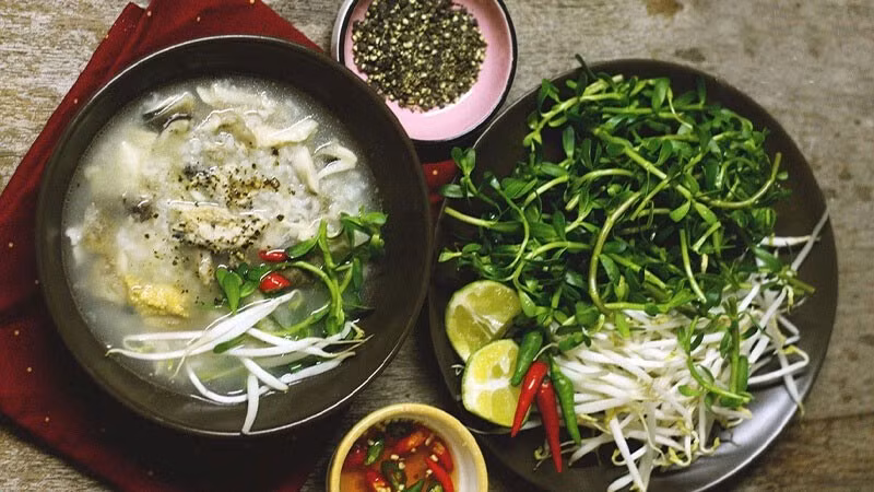 Đối với hệ hô hấp, rau đắng được xem là thực phẩm có lợi nhờ khả năng long đờm và làm giảm chất nhầy dư thừa trong đường thở. Loại rau này thường được sử dụng để hỗ trợ điều trị các vấn đề như viêm phế quản, cảm lạnh, viêm xoang, giúp làm dịu cổ họng và giảm tình trạng viêm nhiễm ở đường hô hấp. Ảnh minh họa