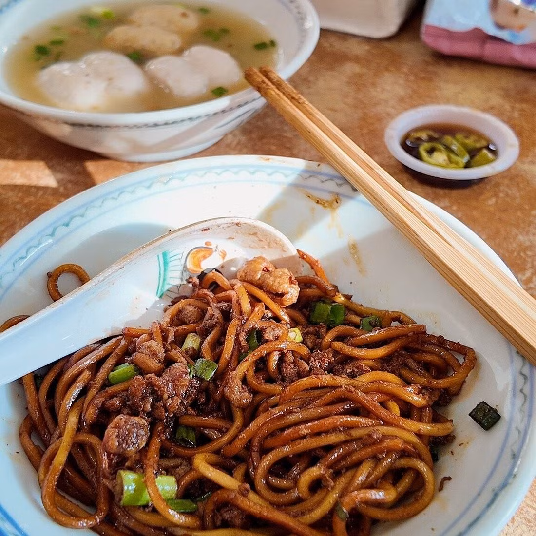 Với những ai yêu thích món mì, tiệm mì thịt viên Imbi nằm trong Restoran Win Heng Seng là địa chỉ không thể bỏ qua. Quán phục vụ mì khô và mì nước với topping gồm thịt viên nhỏ, thịt bằm, lòng và tóp mỡ. Mì khô được trộn với mỡ heo và xì dầu đen, vị đậm đà, trong khi mì nước có nước dùng ngọt thanh, dễ ăn. Quán mở cửa từ 6h đến 14h mỗi ngày trên đường Jalan Imbi. Ảnh tripadvisor