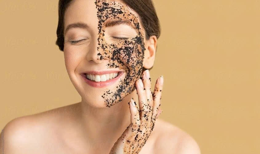 Tần suất tẩy tế bào chết cũng nên giảm xuống còn khoảng một lần mỗi tuần, thậm chí hai tuần một lần để tránh gây tổn thương da trong thời tiết lạnh. Ảnh minh họa