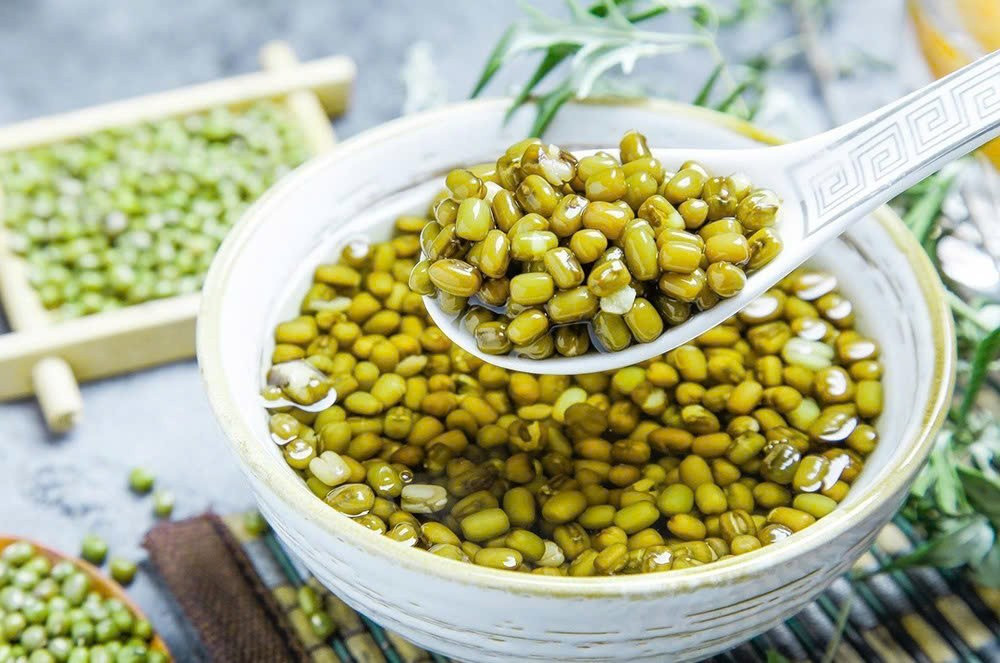 Nhờ hàm lượng chất xơ và tinh bột kháng dồi dào, đậu xanh có tác dụng tích cực đối với hệ tiêu hóa. Các dưỡng chất này giúp thúc đẩy nhu động ruột, hỗ trợ quá trình tiêu hóa thức ăn, hạn chế tình trạng táo bón và giảm nguy cơ mắc các bệnh đường ruột. Tinh bột kháng trong đậu xanh còn hoạt động như chất xơ hòa tan, nuôi dưỡng lợi khuẩn đường ruột, từ đó góp phần tăng cường hệ miễn dịch và giảm nguy cơ ung thư đại trực tràng. Ảnh minh họa