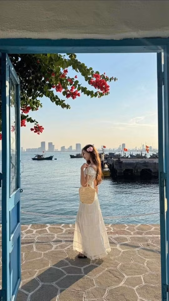 Sơn Trà Marina – “Góc châu Âu” giữa lòng thành phố. Tọa lạc ở phía Đông bán đảo Sơn Trà, Sơn Trà Marina đang trở thành điểm đến sống ảo “đắt khách” bậc nhất tại Đà Nẵng. Được mệnh danh là “Santorini phiên bản Việt”, nơi đây gây ấn tượng với phong cách thiết kế đậm chất Địa Trung Hải – những cây cầu gỗ trắng nối dài ra biển, hàng cột đá phong cách cổ điển và phông nền trời – biển – núi hòa quyện tạo nên khung cảnh nên thơ, lãng mạn.