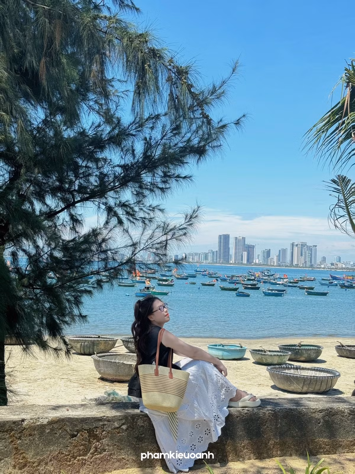 Tiếp đến là bãi biển thuyền thúng Thọ Quang – Vẻ đẹp bình dị, đậm chất miền biển. Nằm gần khu vực Âu thuyền Thọ Quang, bãi biển thuyền thúng là một trong những địa điểm sống ảo mang đậm bản sắc làng chài truyền thống của Đà Nẵng. Không cầu kỳ, hoa mỹ, nơi đây gây ấn tượng bằng chính sự mộc mạc, giản dị với những chiếc thuyền thúng tròn đặc trưng của ngư dân miền Trung nằm ngổn ngang trên bãi cát. Phía sau là dãy núi Sơn Trà xanh thẳm, phía trước là biển trời mênh mông – tất cả tạo nên một bức tranh chân thực và đậm chất đời thường. Ảnh PhamKieuOanh