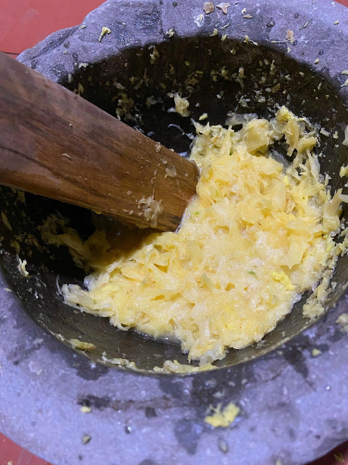 Bên cạnh cách làm truyền thống, nhiều gia đình còn biến tấu mứt gừng bằng cách kết hợp với dứa, tạo nên hương vị mới mẻ, dịu ngọt và dễ ăn hơn, đặc biệt phù hợp với người không thích vị cay nồng. Ảnh minh họa/Nguồn internet