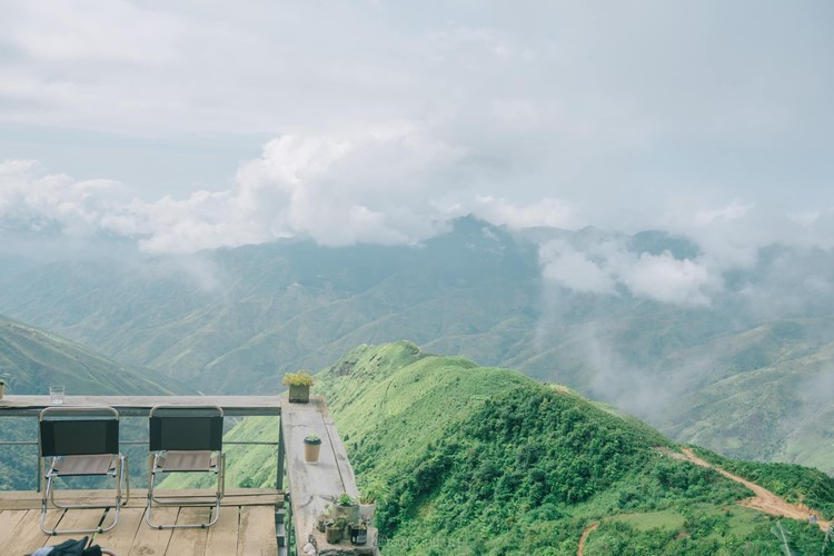 Không gian quán thoáng đãng, yên tĩnh, rất thích hợp để ngồi ngắm cảnh và tận hưởng trọn vẹn buổi sáng giữa đại ngàn. Giá: 30.000–60.000 đồng/món. Ảnh TapchidulichHCM