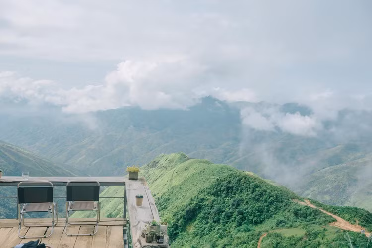 Không gian quán thoáng đãng, yên tĩnh, rất thích hợp để ngồi ngắm cảnh và tận hưởng trọn vẹn buổi sáng giữa đại ngàn. Giá: 30.000–60.000 đồng/món. Ảnh TapchidulichHCM