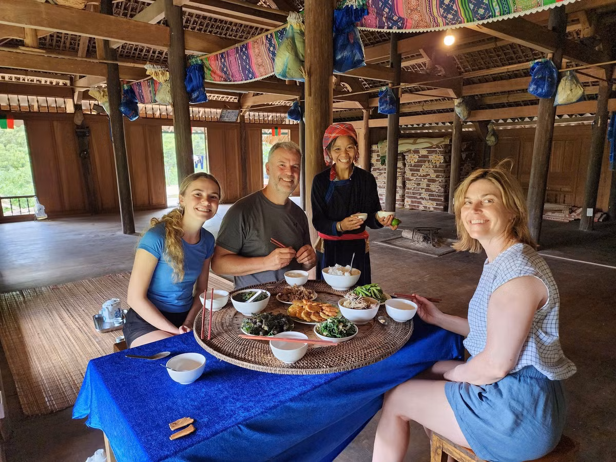 Nhưng dù mùa nào, nơi đây cũng mang đến cho du khách cảm giác yên bình và gần gũi. Bên bếp lửa nhà sàn, một mâm cơm với cá suối, rau rừng, thịt lợn bản và chén rượu ngô ấm nồng cũng đủ để giữ chân người lạ ở lại lâu hơn dự định. Ảnh Internet