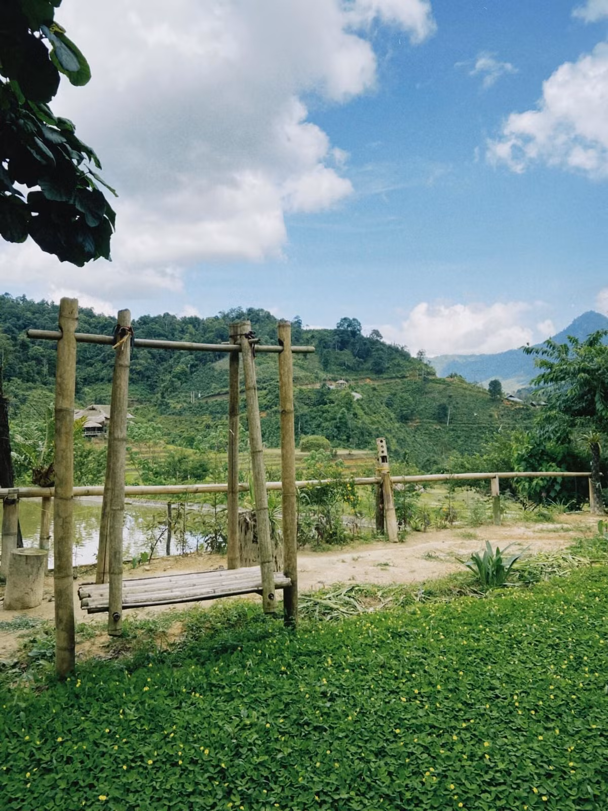 Gần đây, Bản Liền phát triển du lịch cộng đồng theo hướng bền vững. Một số hộ dân mở homestay, dạy thêu tay, sao chè hay nấu ăn cho du khách trải nghiệm. Dù có thêm dịch vụ du lịch, bản vẫn giữ được vẻ mộc mạc, không ồn ào, không thương mại hóa. Ảnh im.tthuu