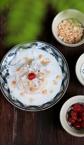 Cũng mang tinh thần dân dã nhưng kem chuối lại gợi nhớ rõ nét ký ức tuổi thơ của nhiều người Việt. Không cần công thức cầu kỳ, món kem được làm từ chuối chín, nước cốt dừa, dừa nạo và đậu phộng rang, sau đó cấp đông tự nhiên. Ảnh guide.michelin