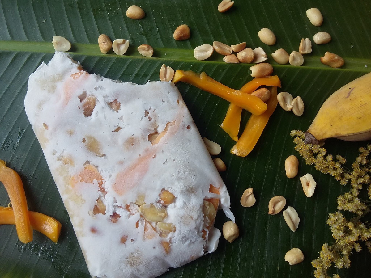 Theo Michelin, chính sự mộc mạc ấy tạo nên sức hấp dẫn khó thay thế. Khi thưởng thức, vị ngọt tự nhiên của chuối hòa quyện với độ béo của dừa và vị bùi của đậu phộng, mang đến cảm giác giản dị nhưng trọn vẹn, rất đặc trưng của ẩm thực đường phố miền nhiệt đới. Ảnh TapchidulichHCM