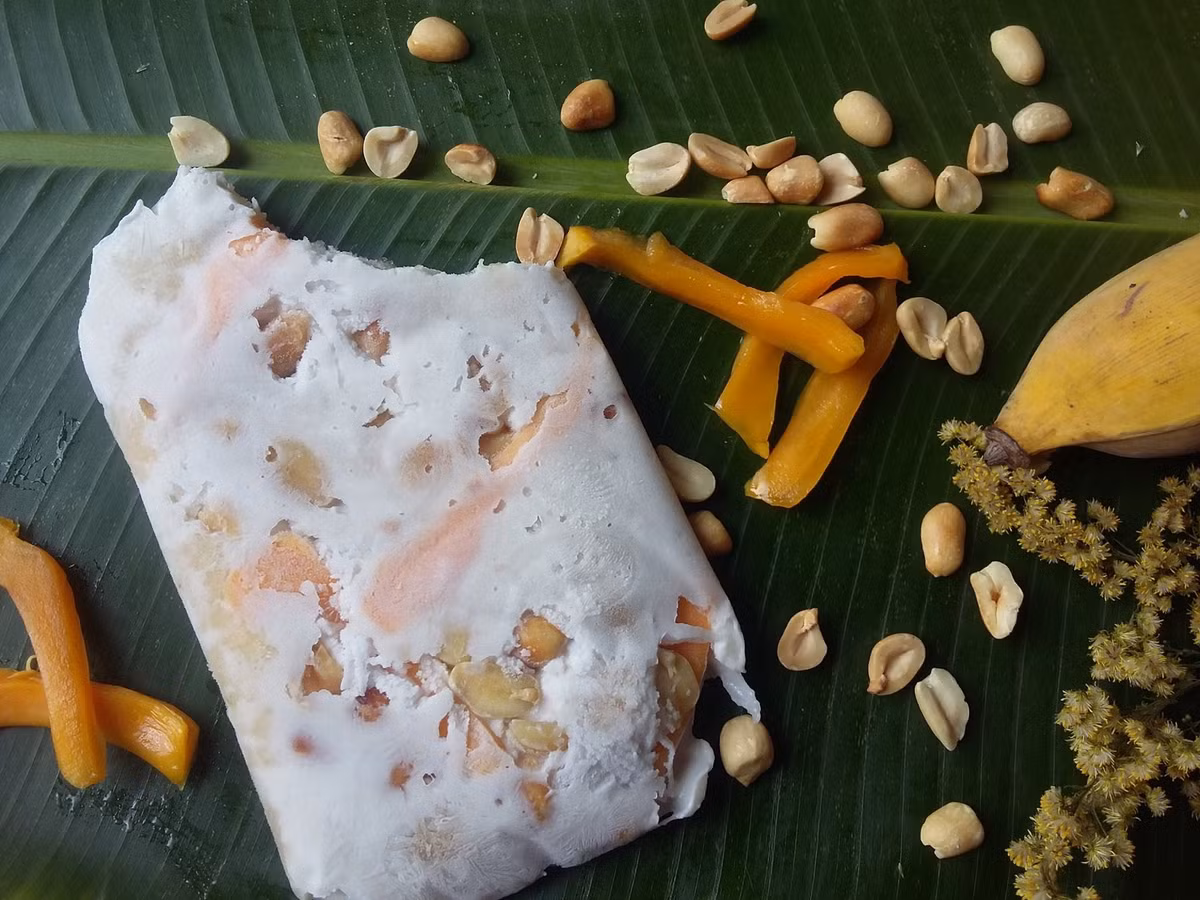 Theo Michelin, chính sự mộc mạc ấy tạo nên sức hấp dẫn khó thay thế. Khi thưởng thức, vị ngọt tự nhiên của chuối hòa quyện với độ béo của dừa và vị bùi của đậu phộng, mang đến cảm giác giản dị nhưng trọn vẹn, rất đặc trưng của ẩm thực đường phố miền nhiệt đới. Ảnh TapchidulichHCM
