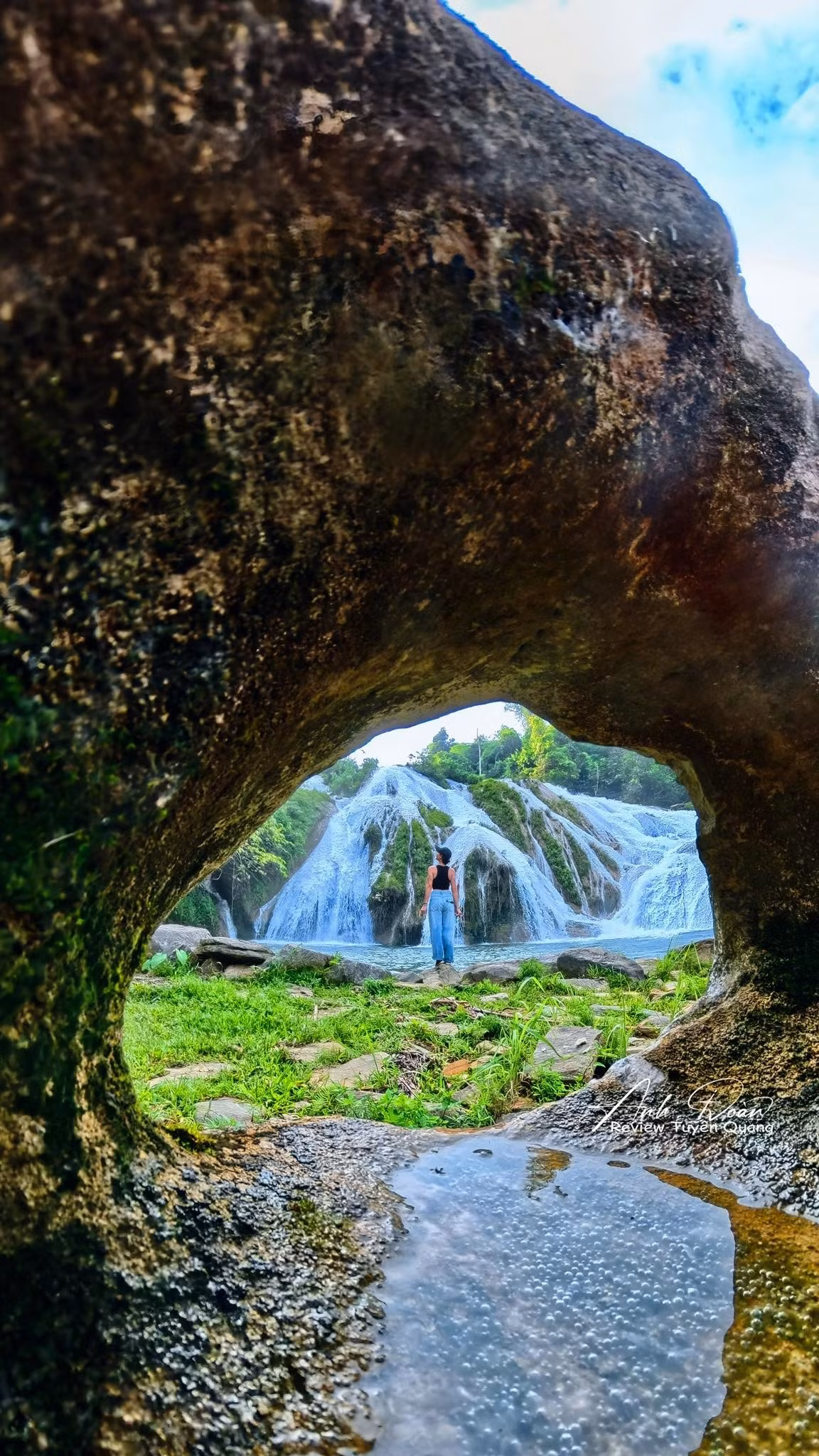 Khu vực tầng hai được nhiều người chọn làm điểm dừng vì có hồ nước tự nhiên rộng, bờ đá bằng phẳng, lý tưởng để tắm và chụp ảnh. Ảnh Anna Luyến