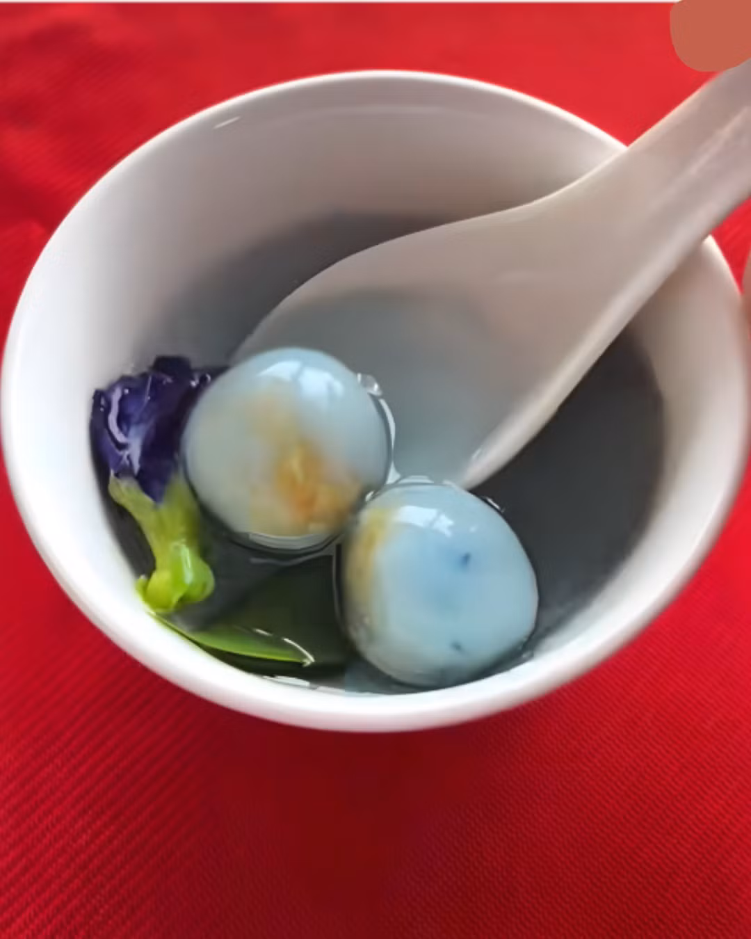 Cua sau khi hấp được gỡ thịt, xào cùng đậu xanh để tạo độ kết dính và vị bùi. Phần vỏ bọc làm từ bột nếp, nhào kỹ để đạt độ dẻo mịn rồi bao lấy nhân cua đậu xanh, vo thành từng viên tròn. Ảnh YanFood