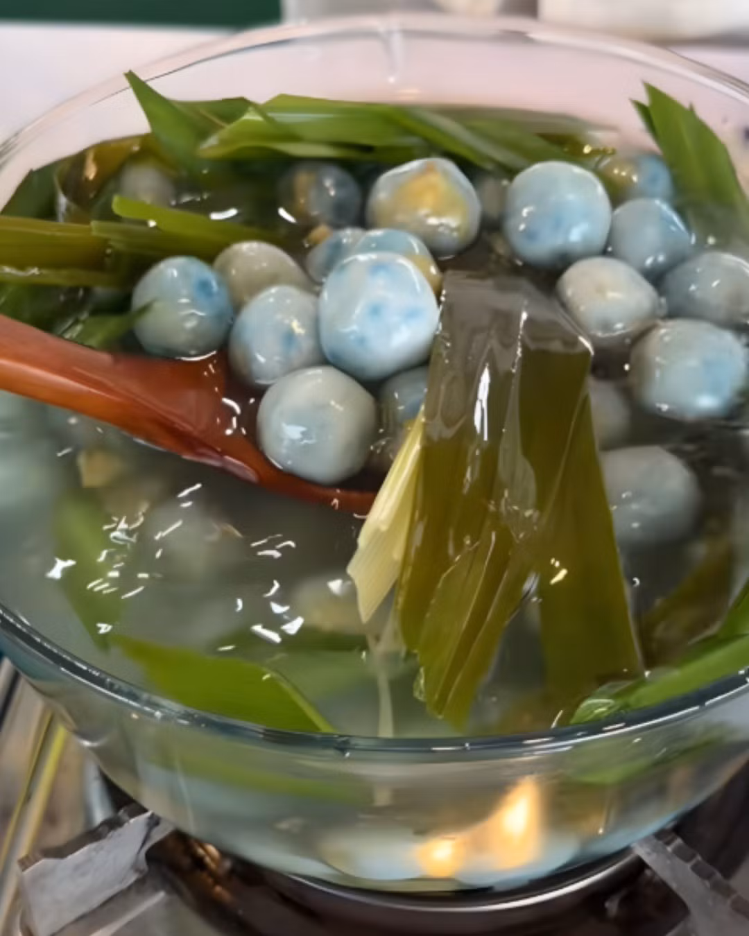 Để tạo nên tô chè cua hoàn chỉnh, người nấu phải chọn được cua thật chắc, nhiều gạch, bởi phần nhân giữ vai trò quyết định. Ảnh YanFood