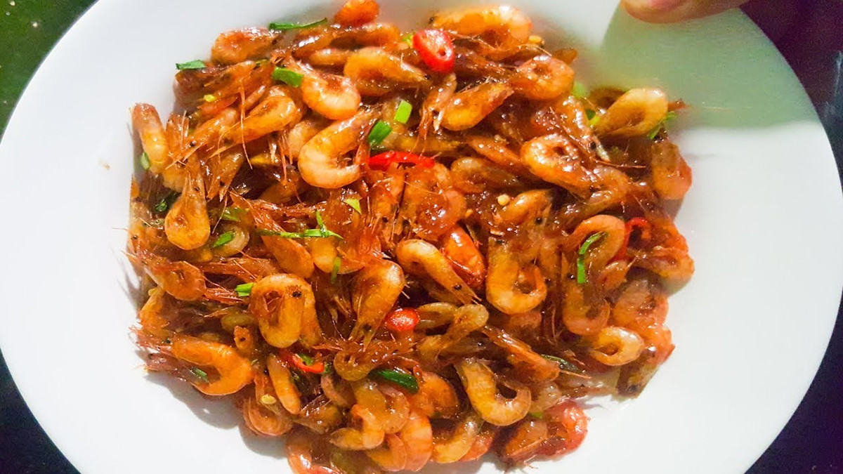 Hàm lượng canxi cao giúp tôm đồng trở thành thực phẩm tốt cho xương và răng, hỗ trợ phát triển chiều cao ở trẻ và phòng ngừa loãng xương ở người lớn tuổi. Lượng sắt tự nhiên trong tôm giúp cải thiện tình trạng thiếu máu, tăng cường vận chuyển oxy và giảm mệt mỏi. Ảnh minh họa