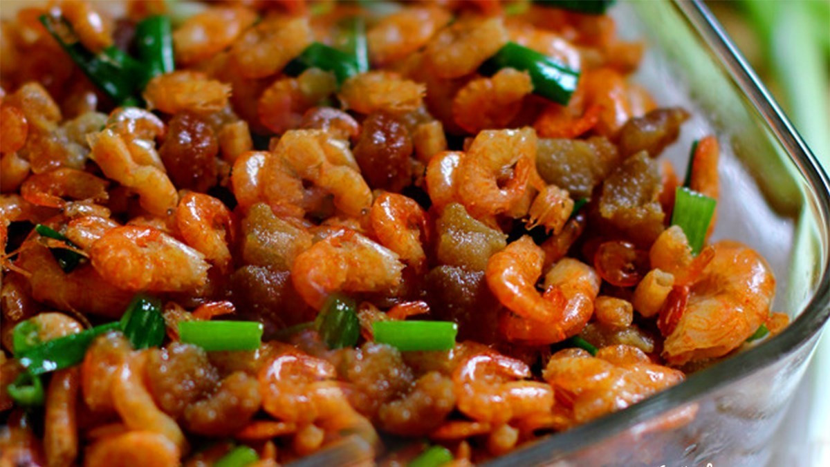 Nhờ giàu protein nhưng ít calo, tôm đồng cũng phù hợp cho người muốn kiểm soát cân nặng. Các món như tôm rang, tôm hấp hay tôm kho đều dễ nấu, giúp bữa ăn vừa ngon miệng vừa lành mạnh. Ảnh minh họa