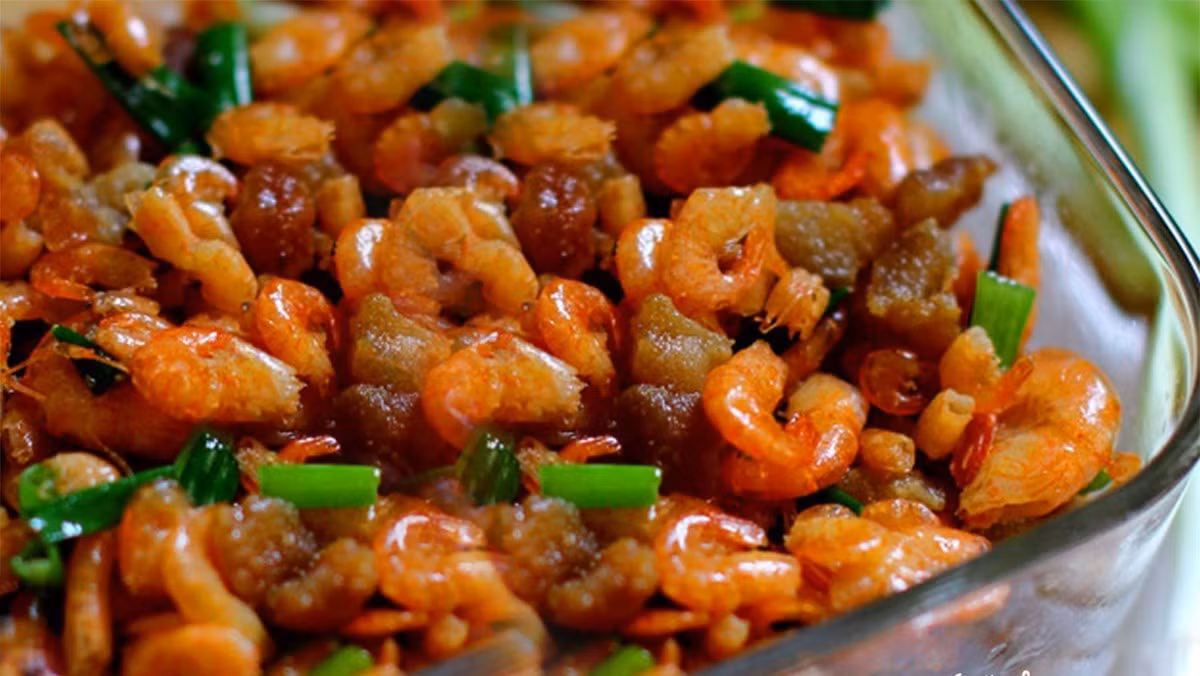 Nhờ giàu protein nhưng ít calo, tôm đồng cũng phù hợp cho người muốn kiểm soát cân nặng. Các món như tôm rang, tôm hấp hay tôm kho đều dễ nấu, giúp bữa ăn vừa ngon miệng vừa lành mạnh. Ảnh minh họa