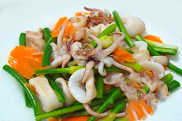 Việc tận dụng phần rau tưởng như “bỏ đi” này không chỉ giúp món ăn thêm hấp dẫn mà còn mang lại nhiều lợi ích thiết thực cho sức khỏe. Ảnh minh họa