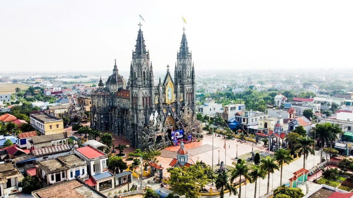 Sở hữu kiến trúc Gothic đặc trưng với mái vòm cao, tháp chuông vươn thẳng và những chi tiết chạm khắc tinh xảo, nhà thờ Hưng Nghĩa (xã Hải Hưng) từ lâu đã trở thành điểm tham quan nổi tiếng. Ảnh Phi Hùng