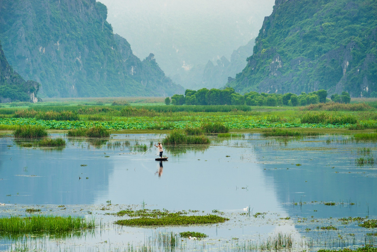 Điểm đặc trưng khiến Vân Long được mệnh danh là “vịnh không sóng” chính là mặt nước phẳng lặng gần như tuyệt đối. Ảnh blogs.tripu