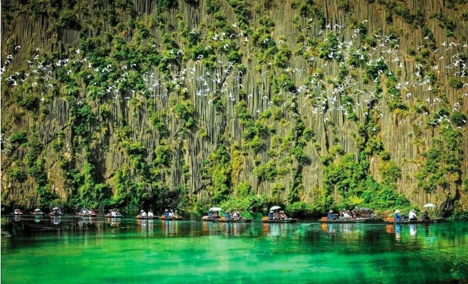 Hai bên hành trình là những dãy núi đá vôi mang hình dáng độc đáo như núi Mâm Xôi, Hòm Sách, Đá Bàn, núi Nghiên, núi Cô Tiên, núi Mồ Côi… soi bóng xuống mặt đầm, tạo nên khung cảnh nên thơ như tranh thủy mặc.