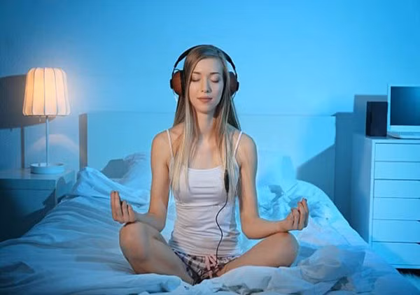 Não bộ không thể chuyển ngay từ trạng thái hoạt động cao sang nghỉ ngơi nếu vẫn tiếp xúc liên tục với màn hình điện tử hoặc thông tin gây căng thẳng. Ánh sáng mạnh và các nội dung kích thích khiến cơ thể hiểu nhầm rằng ngày vẫn chưa kết thúc. Ảnh minh họa