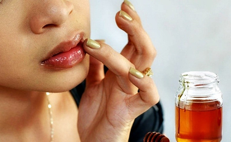 Cách thực hiện đơn giản: trộn đường với mật ong, thoa lên môi, massage nhẹ nhàng theo vòng tròn trong khoảng 1–2 phút, sau đó rửa sạch bằng nước ấm. Ảnh minh họa