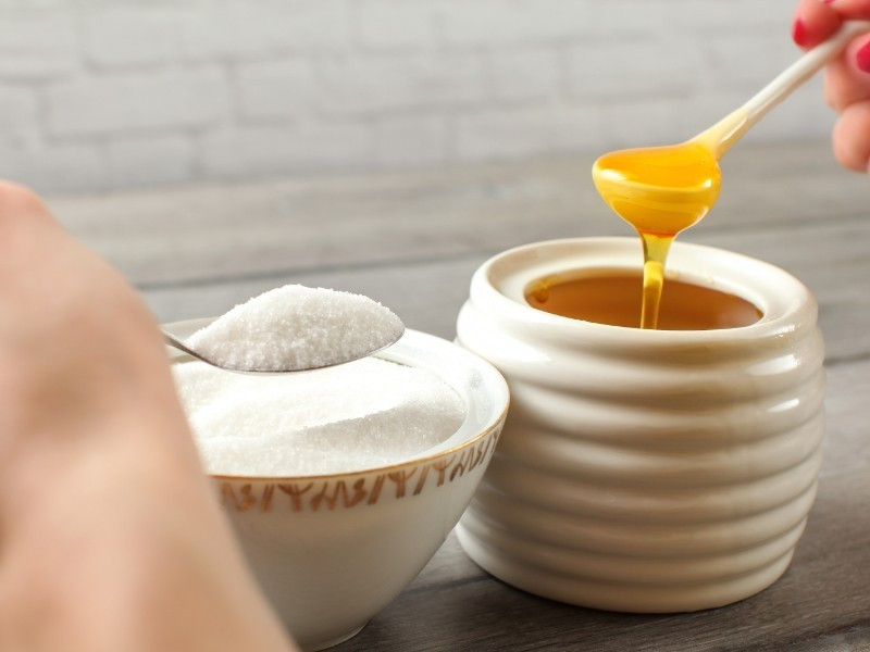 Đường là nguyên liệu tẩy tế bào chết tự nhiên, có khả năng loại bỏ nhẹ nhàng lớp da khô bong tróc. Khi kết hợp với mật ong, đôi môi còn được dưỡng ẩm và làm dịu tối đa, đặc biệt hữu ích với những trường hợp môi nứt nẻ hoặc dễ chảy máu. Ảnh minh họa