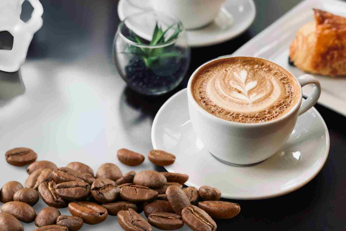 Cà phê là món đồ uống phổ biến vào buổi sáng, giúp tinh thần tỉnh táo. Tuy nhiên, trong cà phê có axit và sắc tố sẫm màu, có thể làm răng bị ố vàng hoặc mòn men nếu uống khi bụng đói. Ảnh minh họa