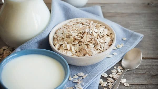 Kết hợp cùng sữa, công thức này vừa làm dịu vừa cấp ẩm, giúp cải thiện tình trạng ngứa và khô môi trong giai đoạn đầu mùa đông. Thoa hỗn hợp lên môi, massage trong 1 phút rồi rửa sạch, áp dụng 2–3 lần/tuần để thấy hiệu quả rõ rệt. Ảnh minh họa