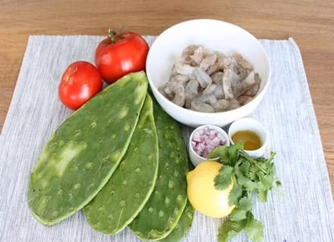 Phần xương rồng sau khi cắt sẽ được bóp muối thật kỹ, rửa lại nhiều lần bằng nước sạch để loại bỏ hoàn toàn độ nhớt và mùi hăng – một bước không thể bỏ qua nếu không muốn món canh bị đắng hoặc nhớt khó ăn. Ảnh Internet