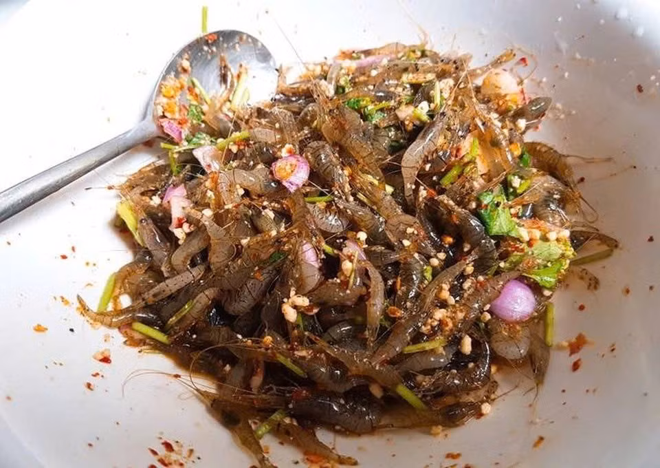 Nếu có dịp ghé Quảng Trị, ngoài việc thưởng thức gỏi tép nhảy, du khách cũng có thể tham quan các địa điểm du lịch nổi tiếng như Khu di tích thành cổ Quảng Trị, cồn Cỏ, di tích đôi bờ Hiền Lương. Quảng Trị không chỉ là miền đất lịch sử với nhiều di tích, mà còn là nơi bạn có thể thưởng thức những món ăn dân dã nhưng đậm đà hương vị. Ảnh dulichvietnam