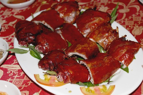 Tiếp đó, từng con được xếp vào lu – loại lu đặc biệt được khoét lỗ đáy để bỏ than, quay đều cho đến khi thịt chín. Trong quá trình quay, người chế biến cần thường xuyên mở nắp, trở đều, thêm mỡ hoặc nước gia vị để thịt thấm đều và mềm mọng. Ảnh dacsanmienTay