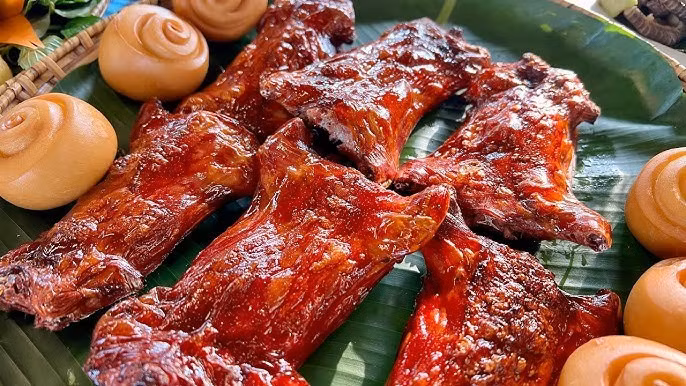 Dù hình thức hơi “kỳ lạ” đối với nhiều du khách lần đầu nhìn thấy, chuột đồng quay lu vẫn là minh chứng sống động cho sự phong phú của ẩm thực miền Tây Nam Bộ. Ảnh Internet