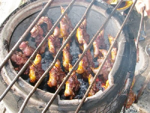 Đồng Tháp không chỉ nổi tiếng với những cánh đồng sen bát ngát hay làng hoa kiểng rực rỡ, mà còn có một đặc sản khiến nhiều du khách vừa tò mò vừa e dè: chuột đồng quay lu. Ảnh Internet