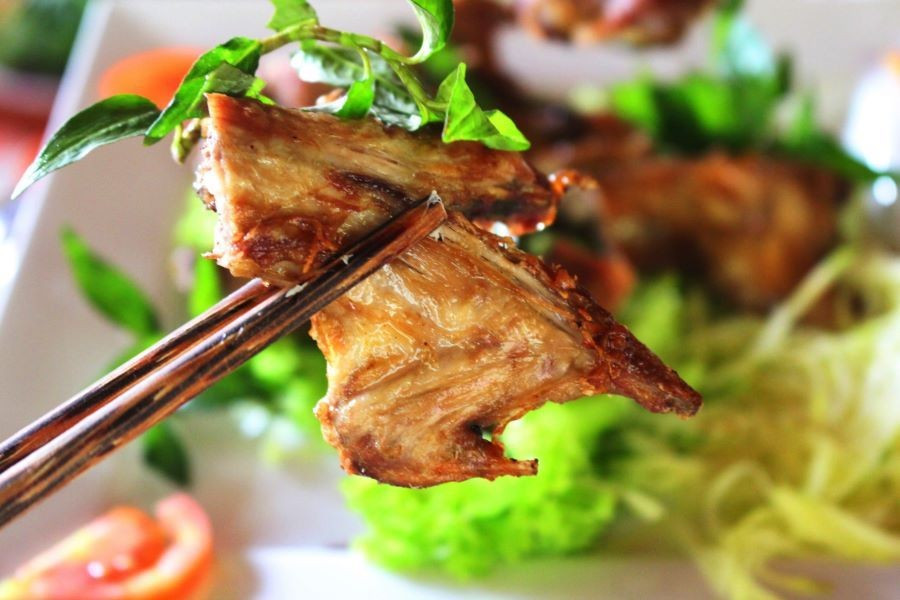 Chuột đồng quay lu đạt chuẩn khi phần da phồng lên, giòn rụm, thịt chín mềm, mọng nước. Món này thường được thưởng thức kèm rau thơm, chấm muối tiêu chanh, mang đến hương vị đậm đà. Nhất là khi ăn nóng, món ăn trở thành lựa chọn lý tưởng cho những bữa nhậu lai rai, tụ tập bạn bè hay người thân, vừa độc đáo vừa giàu trải nghiệm. Ảnh Toptentravel