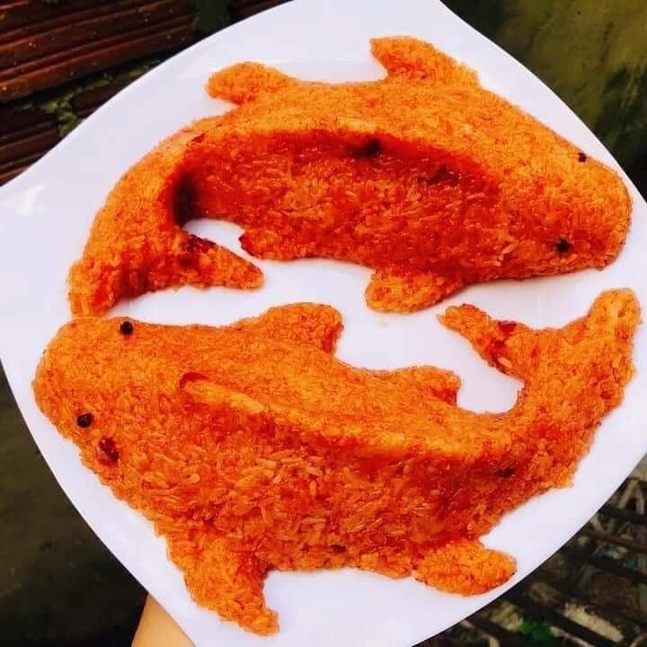 Trước khi cho xôi vào khuôn, nên quét một lớp dầu ăn mỏng để chống dính và tạo độ bóng. Lần lượt nén một lớp đậu xanh ở phần lõm nhất của khuôn, tiếp đến là xôi gấc, rồi thêm một lớp đậu xanh ở giữa. Sau cùng cho đầy xôi, nén chặt tay, úp khuôn ra đĩa và nhẹ nhàng nhấc khuôn lên. Ảnh minh họa