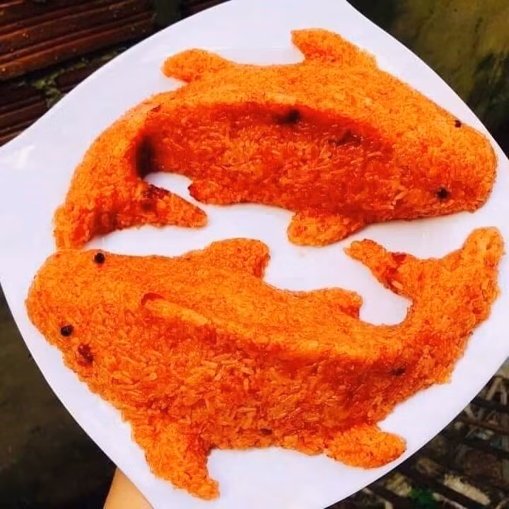 Trước khi cho xôi vào khuôn, nên quét một lớp dầu ăn mỏng để chống dính và tạo độ bóng. Lần lượt nén một lớp đậu xanh ở phần lõm nhất của khuôn, tiếp đến là xôi gấc, rồi thêm một lớp đậu xanh ở giữa. Sau cùng cho đầy xôi, nén chặt tay, úp khuôn ra đĩa và nhẹ nhàng nhấc khuôn lên. Ảnh minh họa