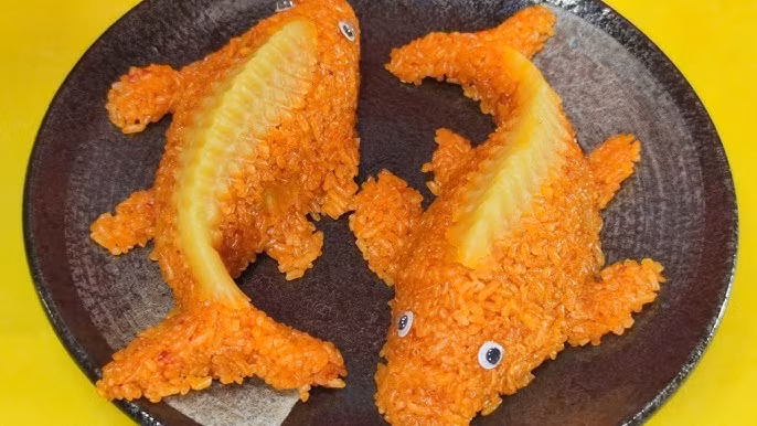 Cách làm xôi cá chép thực chất không quá cầu kỳ, về cơ bản vẫn là đồ xôi gấc như thông thường. Gạo nếp vo sạch, ngâm nước lạnh khoảng 6 tiếng cho hạt gạo nở mềm; nếu cần nhanh có thể ngâm nước ấm khoảng 4 tiếng. Sau khi ngâm, gạo được để ráo rồi trộn đều với thịt gấc đã xử lý. Phần gấc tươi nên trộn cùng một thìa rượu trắng và một chút dầu ăn hoặc mỡ gà để xôi lên màu đỏ bóng, hạt mềm và dậy mùi thơm. Ảnh minh họa