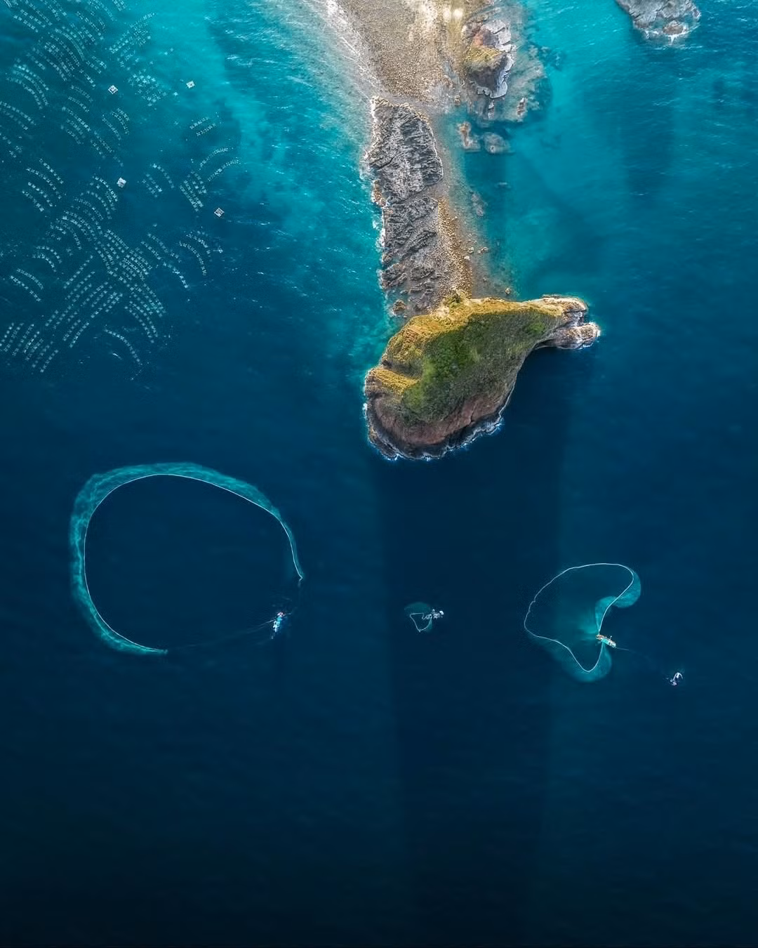 Theo nhiều nhiếp ảnh gia, đây chính là thời điểm lý tưởng nhất để săn ảnh nghệ thuật ở Hòn Yến. Không cần canh chỉnh phức tạp, chỉ cần một chiếc điện thoại hay máy ảnh cơ bản, du khách cũng dễ dàng có được những bức hình sống động, đậm chất đời thường. Ảnh with.b3n