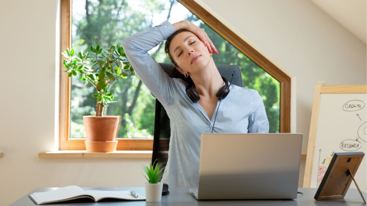 Theo các chuyên gia vật lý trị liệu, khi cơ thể bị “đóng băng” trong tư thế ngồi, lưu lượng máu giảm sút, các nhóm cơ vùng cổ, vai, lưng dưới và hông phải chịu áp lực liên tục. Ảnh minh họa