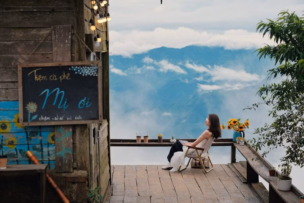 Nằm trên đỉnh Gió, Mị Ơi là một trong những quán cà phê được yêu thích nhất Tà Xùa. Không gian quán nhỏ, được dựng bằng gỗ, trang trí giản dị bằng vài chậu hoa khô và khung tranh nhỏ, nhưng lại mang đến cảm giác ấm cúng, gần gũi. Ảnh Fanpage Tiệm cà phê Mị ơi